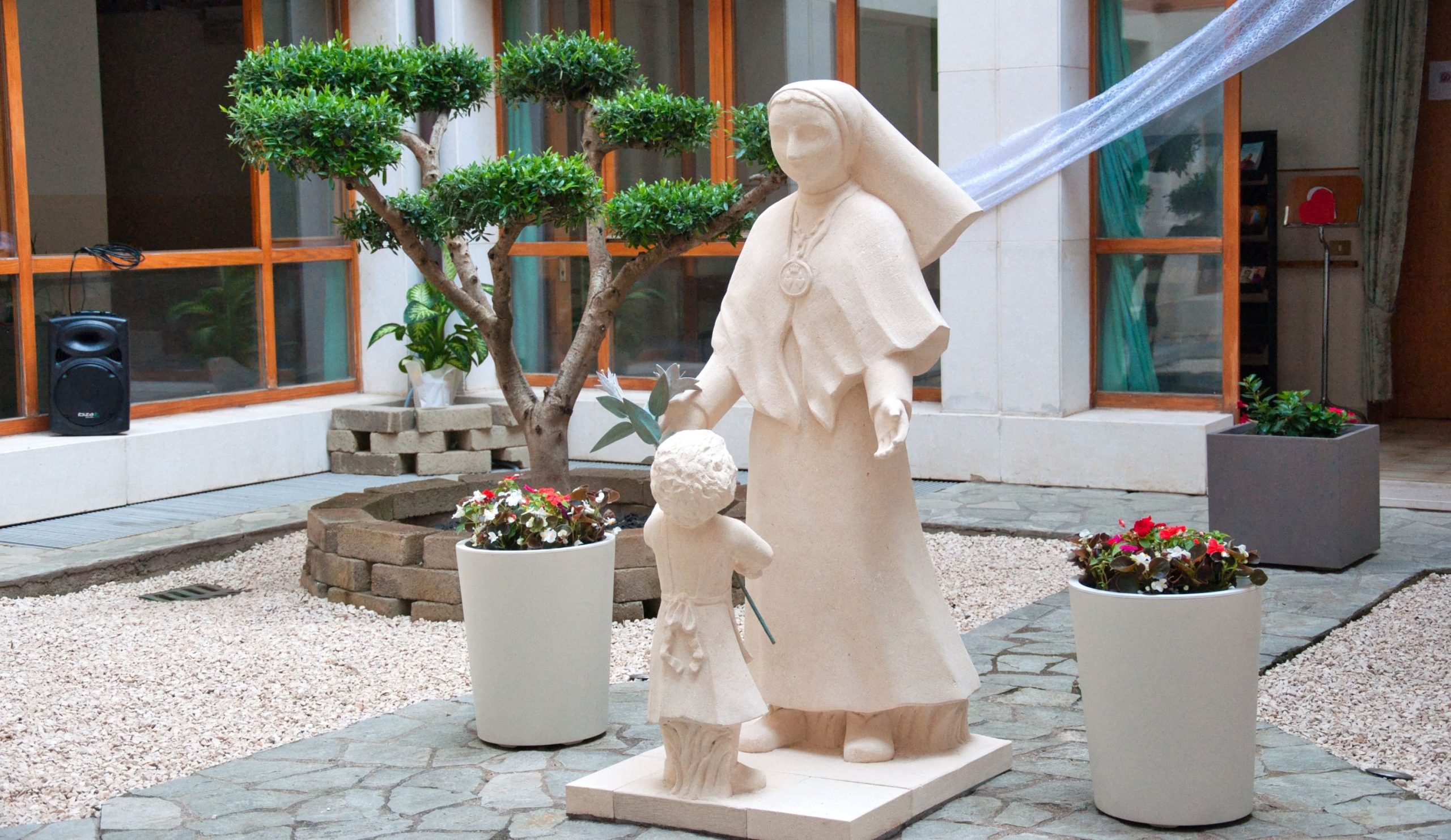 Featured image for “Nel cuore del chiostro, lo sguardo di Santa Bertilla”